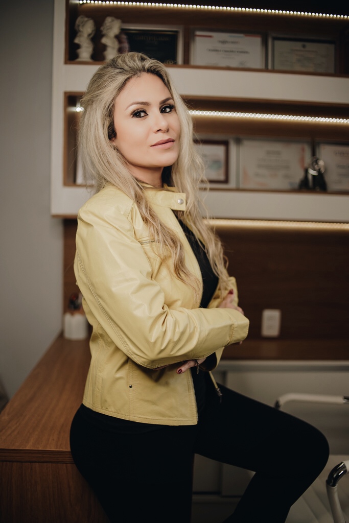Dra Caroline Carneiro em sua clínica